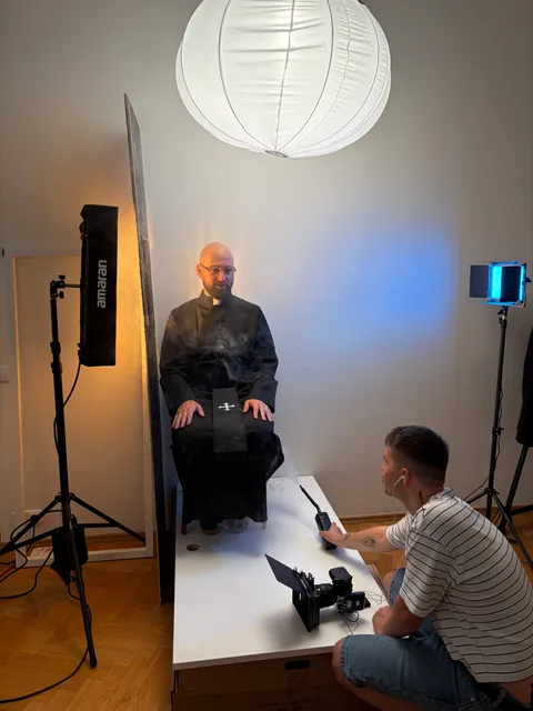 Příprava scény s účinkujícím, světelným balónem, barevnými světly a mlhou.